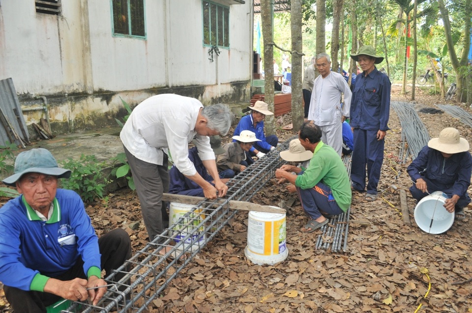 Khởi công xây dựng cầu Dân trí thứ 12 tại Đồng Tháp - 11
Theo ông Võ Văn Út - đội trưởng đội xây cầu cho biết, cầu Dân trí sẽ hoàn thành sau 60 ngày thi công