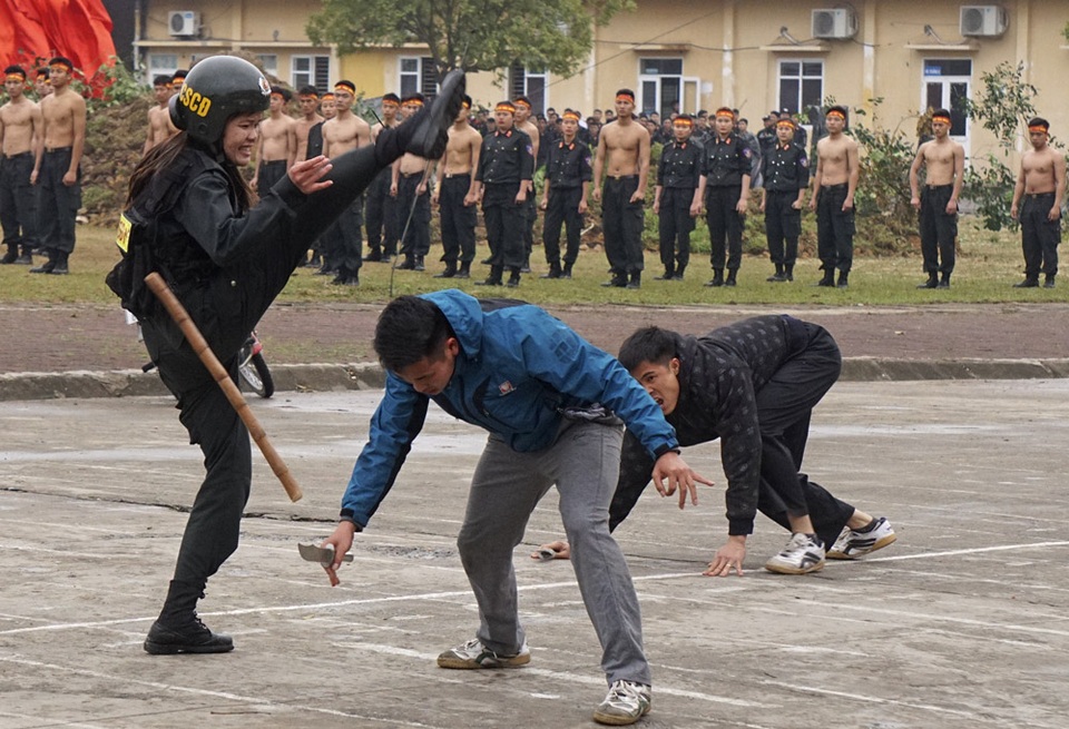 Những pha võ thuật "mình đồng da sắt" của cảnh sát đặc nhiệm - 12 Lại là một bóng hồng ra đòn quyết định hạ gục các đối tượng gây rối.