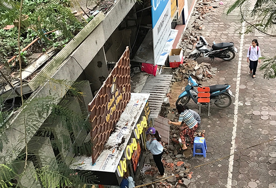 Hà Nội tăng cường cần cẩu, máy xúc "giải phóng" vỉa hè - 11
Người dân cùng chính quyền quận Đống Đa phá dỡ công trình lấn chiếm vỉa hè