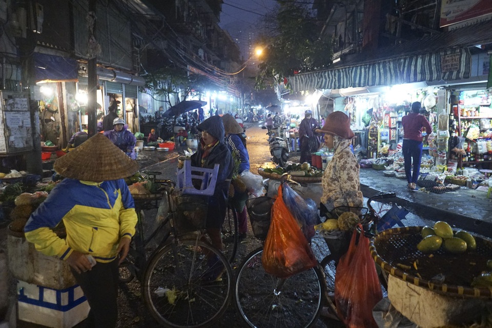 Chợ cóc Hà Nội trong chiến dịch dọn dẹp vỉa hè - 13
Những người bán hoa quả gánh rong trên đường phố.
