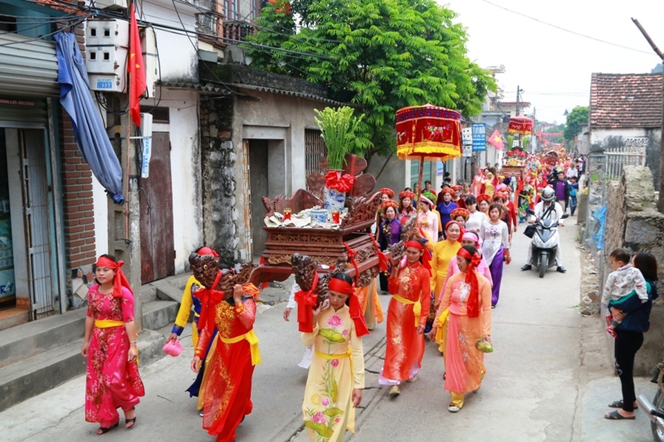 Một chiếc kiệu do các chị em phụ nữ khiêng đi qua xóm làng ở cố đô Hoa Lư.