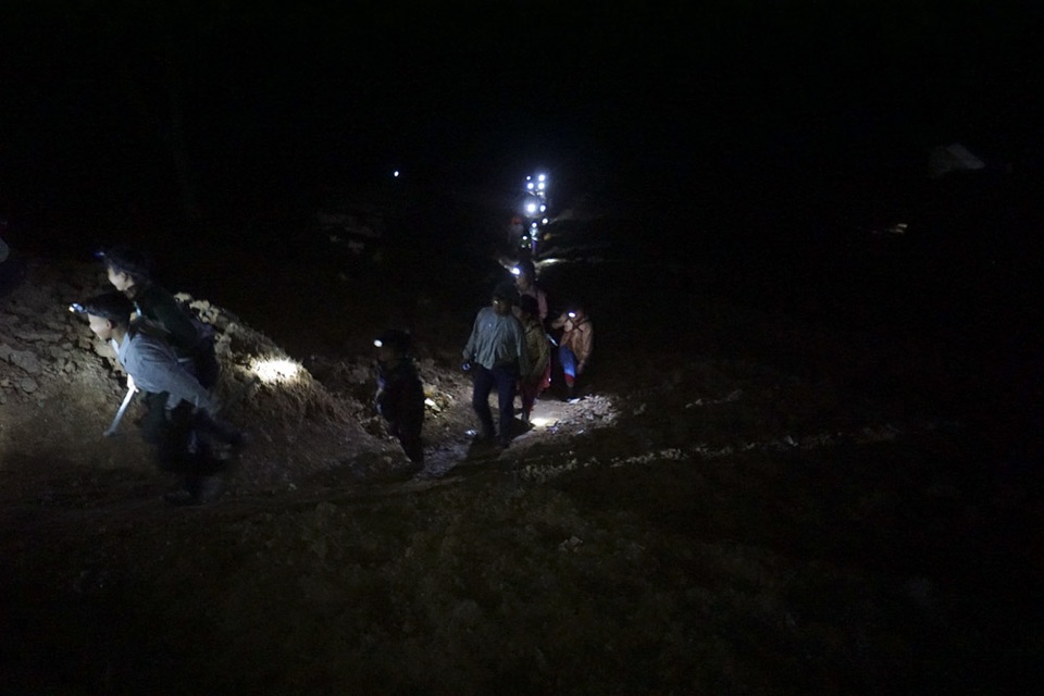 Đêm trắng ở vùng rốn quặng miền biên ải - 14 Việc mót quặng tại bãi thải của mỏ antimon Mậu Duệ là khá nguy hiểm bởi độ dốc lớn, nền đất yếu dễ sạt lở, cheo leo và bụi quặng sẽ làm đau mắt những người không cẩn thận khi tiếp xúc.