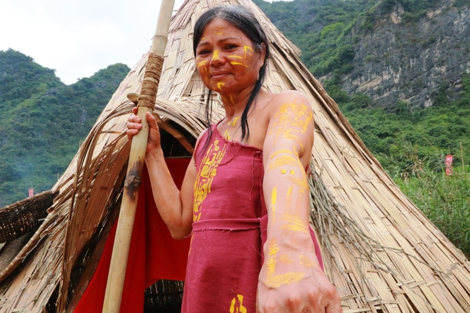 Để trở thành thổ dân, các nông dân Ninh Bình được hóa trang rất kỹ lưỡng. Họ được nhuộn đen làn da, tô các vét sọc vàng, mặc quần áo chẳng khác gì thổ dân lúc đóng phim.