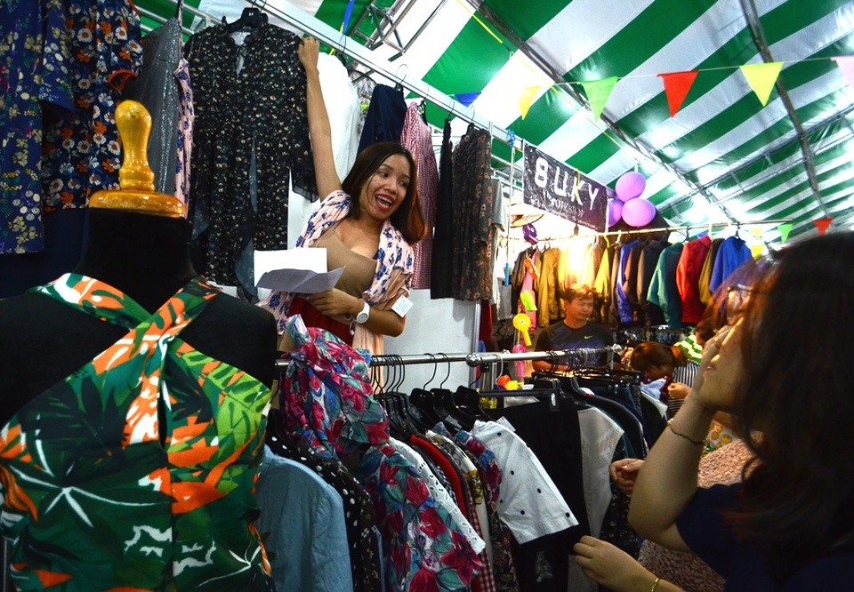 Chợ nằm tại công viên bến Bạch Đằng, ngay trung tâm thành phố, gần phố đi bộ Nguyễn Huệ,... nên thu hút đông khách du lịch, nhất là khách nước ngoài ghé tham quan, mua sắm.