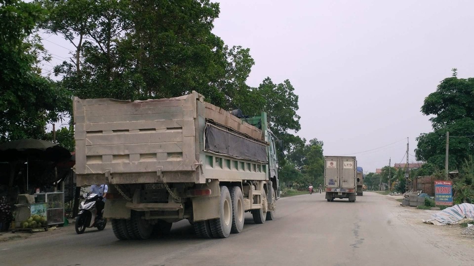Ninh Bình: “Tập đoàn” xe quá tải tung hoành, tỉnh lộ “gồng mình” chống đỡ! - 6 Một xe hổ vồ vết cắt, nối thùng nham nhỏ khắp nơi nhưng vẫn cơi nới thêm để chở hàng.
