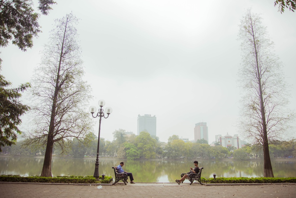 Hà Nội mỗi mùa trong năm đều mang một vẻ đẹp riêng, thế nhưng có lẽ thời khắc giao mùa giữa tháng 4 và tháng 5 là khoảnh khắc đẹp nhất. Những con phố thân quen bỗng trở nên lạ lẫm, đẹp lãng mạn bởi mùa cây thay lá.