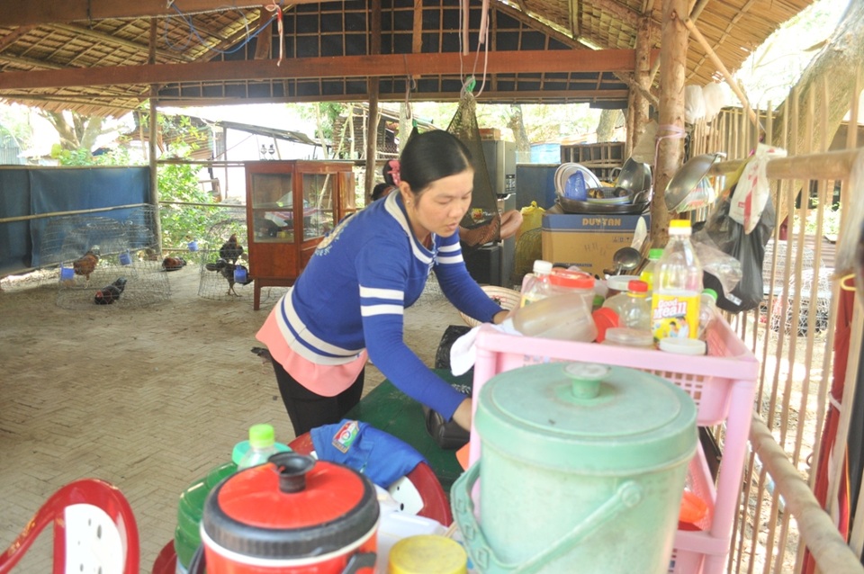 Cuộc sống vạ vật của người dân sau vụ sạt lở kinh hoàng - 9
Chị Hồ Thị Kim Em và nhiều hộ dân khác dọn đồ đạc ra lán trại này ở mấy ngày qua. Dù cạnh chuồng lợn, gà hôi hám... nhưng đành chịu vì không còn nơi nào khác để đi. Ngoài ra, chị Kim Em gửi đứa con nhỏ cho người chị chăm hộ ở tận Đồng Tháp.