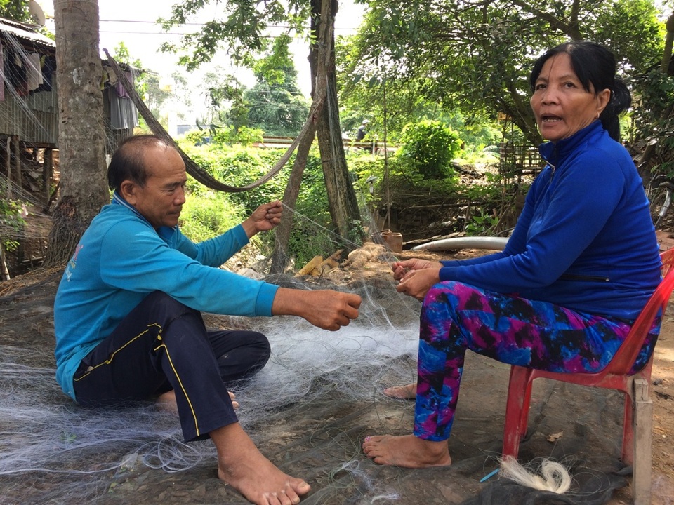 Dân vẫn liều mình sinh sống sát “miệng hà bá” - 4
Vợ chồng ông Võ Văn Thanh đã từng bị hà bá nuốt mất nhà nhưng vẫn quyết ở lại mưu sinh.