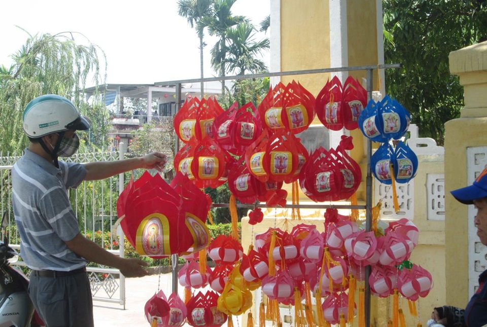 Huế rực rỡ sắc màu chào đón mùa Phật đản - 12 Chọn đèn lồng ưng ý nhất để mang về nhà