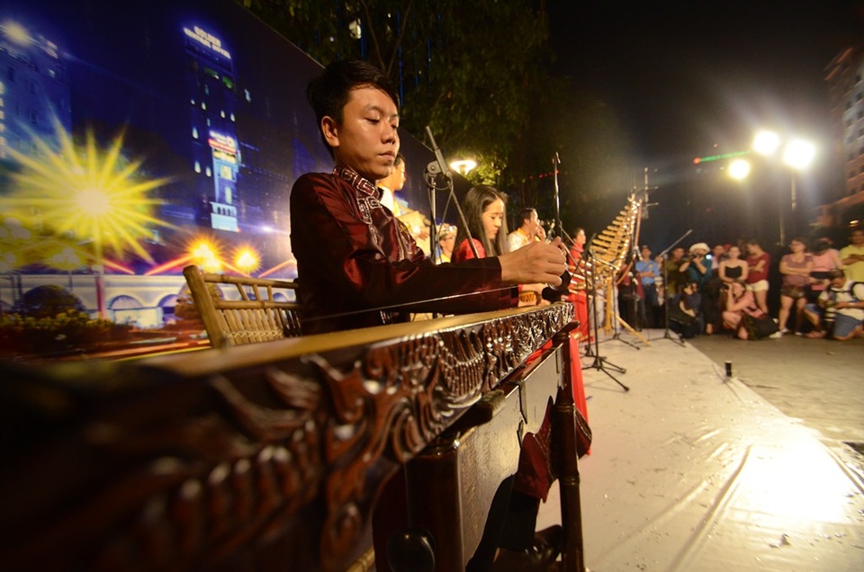 Mang cả nhà bếp ra… chơi nhạc - 12 Mọi người hay nghĩ đàn bầu âm thanh rất buồn, nhưng khi đến với đây, khái niệm ấy đã được thay đổi.