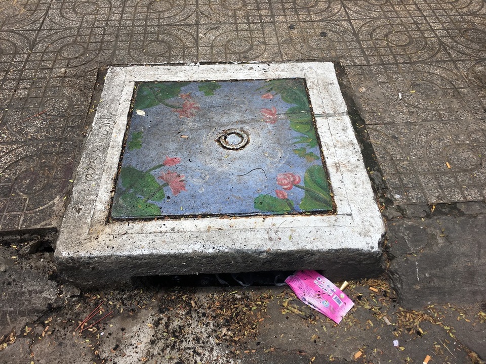 “Thật tình mà nói thì rác ngay miệng cống bây giờ là do gió thổi mấy cái thùng rác ở gốc cây, chứ bây giờ hiếm thấy ai đi ngang đây mà quăng rác bừa bãi lắm. Dừng xe lại ngay thùng rác, quăng rác vào thùng, ngắm mấy tác phẩm trên cái nắp cống, thú vị hơn nhiều đó chứ”, một bác chạy xe ôm chia sẻ.