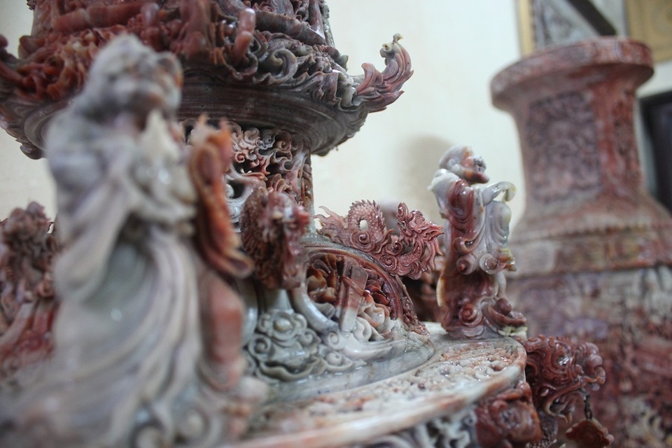 Cận cảnh bộ lư "tam bảo vĩnh hằng" khách trả 15 tỷ không bán - 9 Những đường nét chạm khắc cầu kỳ, sinh động của người thợ đã giúp nâng tầm đẳng cấp của tác phẩm