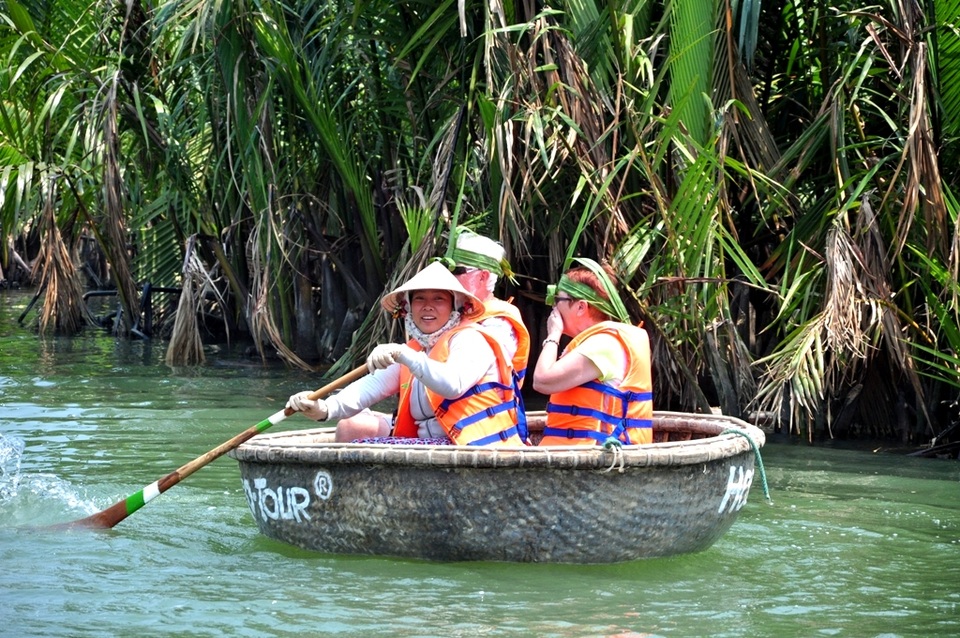 Khám phá rừng dừa Bảy Mẫu ở Hội An - 12 Dạo chơi trong rừng dừa là một trải nghiệm thú vị đối với du khách