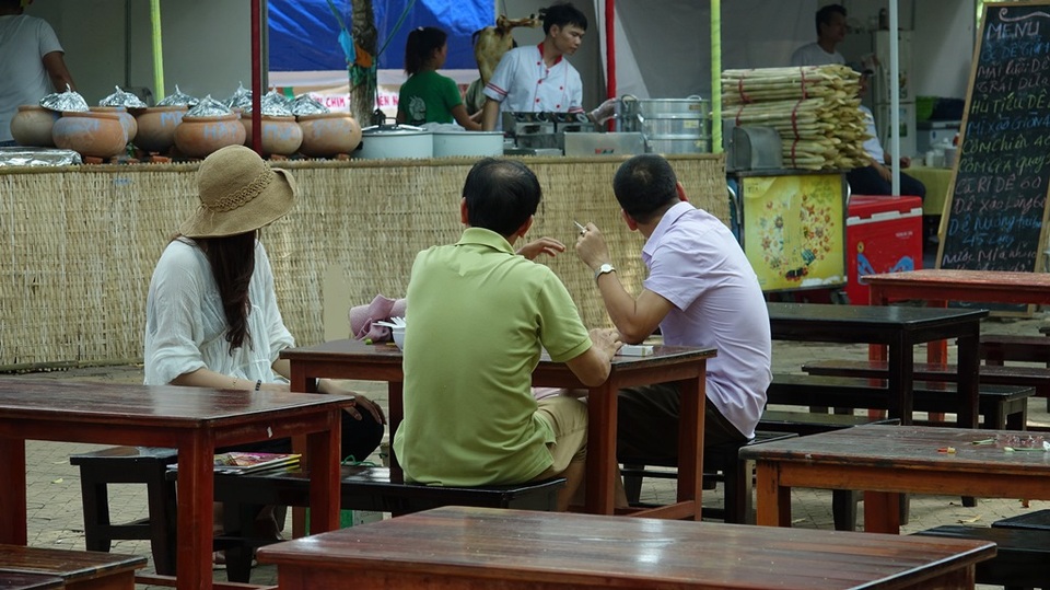 Thưởng thức ẩm thực và tìm hiểu cách… cai thuốc lá - 12 Việc hút thuốc lá vẫn diễn ra ngay giữa khuôn viên liên hoan ẩm thực mặc dù đã có những khuyến cáo.