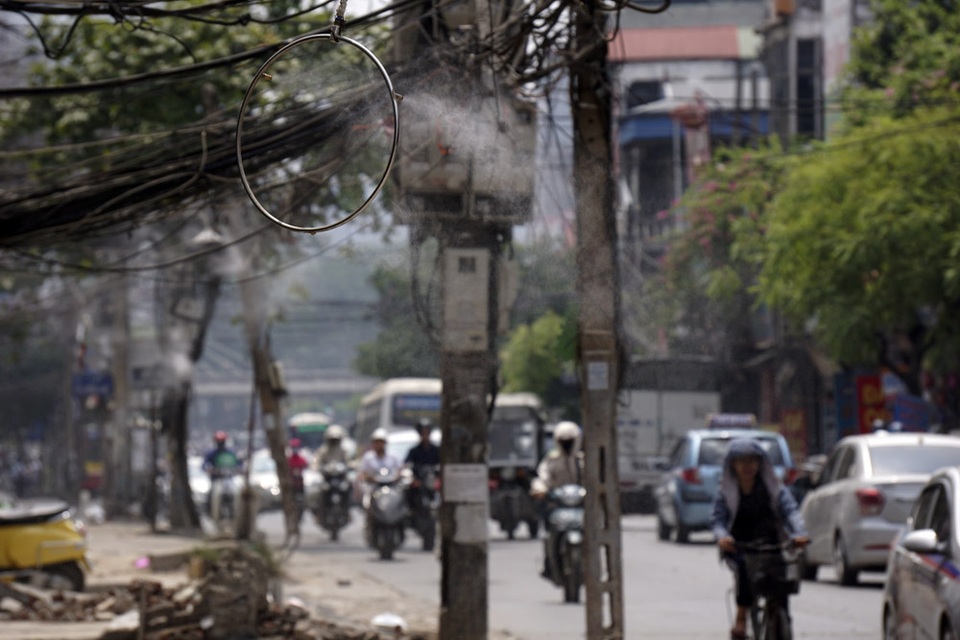
Những máy phun sương trên một đoạn phố Trường Chinh hoạt động hết công suất.
