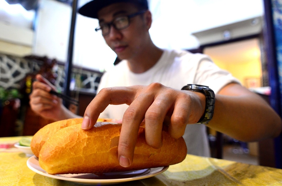 Cách thưởng thức khác của “Bánh mì Sài Gòn” khiến giới trẻ thích mê - 12 Bánh mì ở Việt Nam được du nhập từ phương Tây, nhưng với một nền ẩm thực đa dạng cách chế biến, phong phú trong thực đơn thì ổ bánh mì trở nên gần gũi với người dân Việt hơn qua các món: bánh mỳ thịt nướng, bánh mỳ paté, bánh mỳ bì, bánh mỳ chấm cháo, chấm la gu…