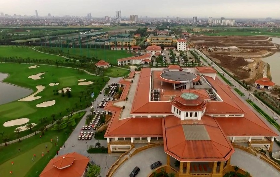 Cận cảnh sân golf VIP nằm trong… sân bay Tân Sơn Nhất - 10
Him Lam Palace được quảng cáo là nhà hàng tiệc cưới 4 sao duy nhất nằm trong sân golf, có sức chứa 2.000 người và có cả bãi đáp trực thăng riêng.