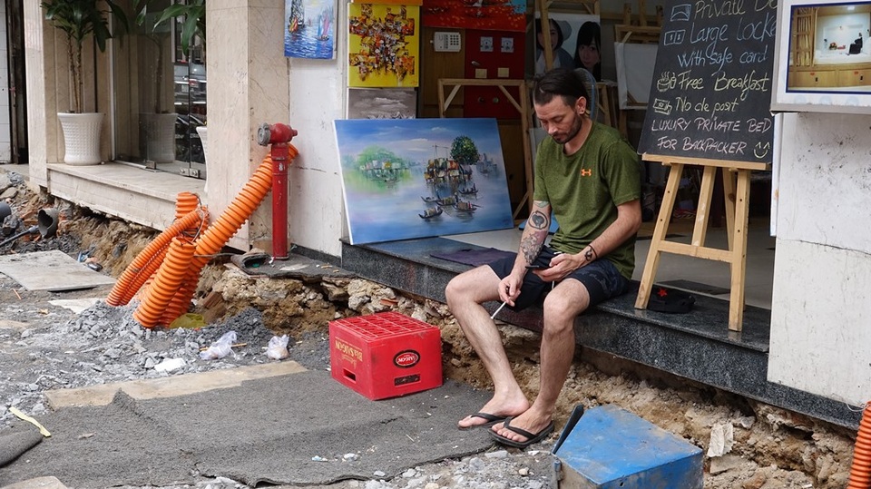 Tất bật “thay da” cho đường Bùi Viện trở thành phố đi bộ - 12 Người dân đang chờ đợi bộ mặt khác của con đường Bùi Viện.
