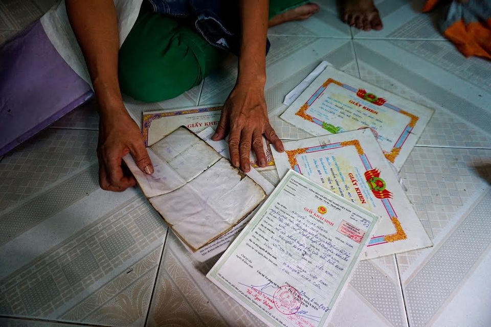 Người phụ nữ ngậm dầu phun lửa hàng đêm, nuôi hai con ăn học - 12 Tài sản quý giá nhất đối với chị Sen là những tấm bằng khen của 2 con trai.