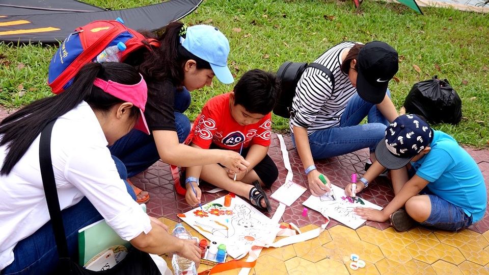 Bất ngờ với những ước mơ các bé gửi vào cánh diều - 12 Gắn kết gia đình, cho các bé những ký ức đẹp về tuổi thơ, cảm nhận rõ hơn về tình thương của cha mẹ… là những điều mà lễ hội đã mang lại cho các bé.