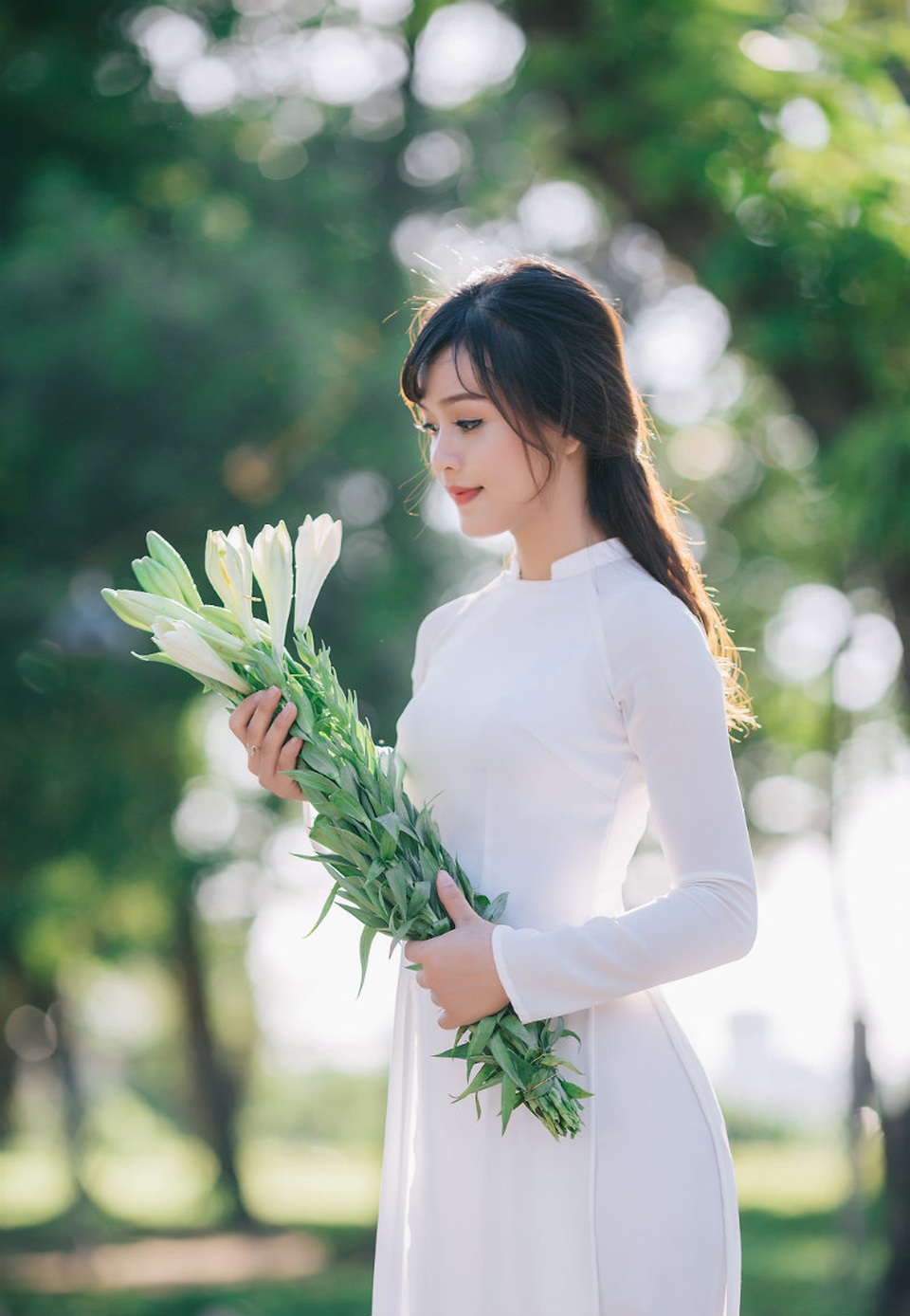 Thiếu nữ Huế duyên dáng áo dài trắng ở chợ Đông Ba - 12 Thiếu nữ Huế duyên dáng áo dài trắng ở chợ Đông Ba - 12