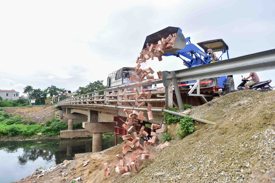 
Một số người dân địa phương thường xuyên đi lại trên cầu Chiếc bày tỏ mong muốn cơ quan chức năng sớm xây dựng cầu mới để tránh xảy ra những tai nạn đáng tiếc.

 

Được biết, tổng vốn đầu tư xây dựng cây cầu Chiếc mới là 115,544 tỷ đồng từ ngân sách thành phố.
