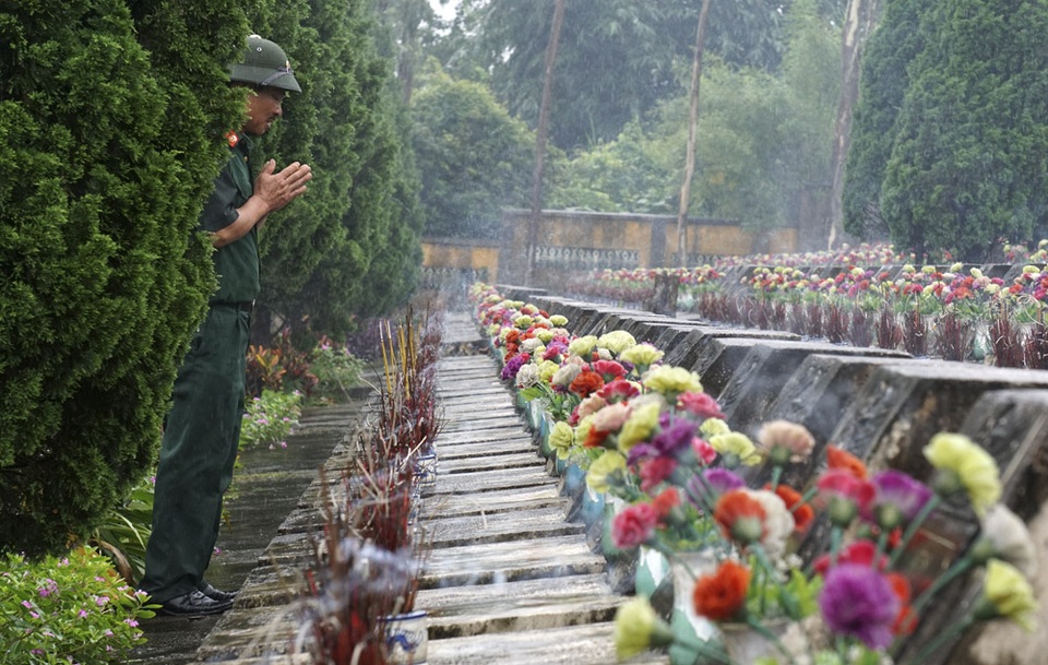 Trở về bên đồng đội yên nghỉ nơi chiến trường biên giới Vị Xuyên - 12
Cựu binh Đỗ Văn Chính thắp hương cho đồng đội. Anh nhập nhũ ngày 2/3/1983 và được điều động từ Mường Khương (tỉnh Lào Cai) về Vị Xuyên tham gia chiến đấu thuộc D5, E153, F356.