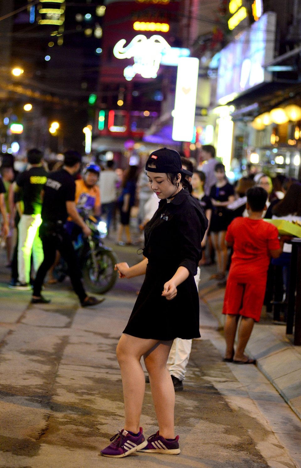 Ngày đầu tiên Phố đi bộ Bùi Viện cấm xe, người dân thong dong dạo phố - 9 Nhân viên phục vụ quán nhậu nhảy múa ngay trên phố để mời khách.