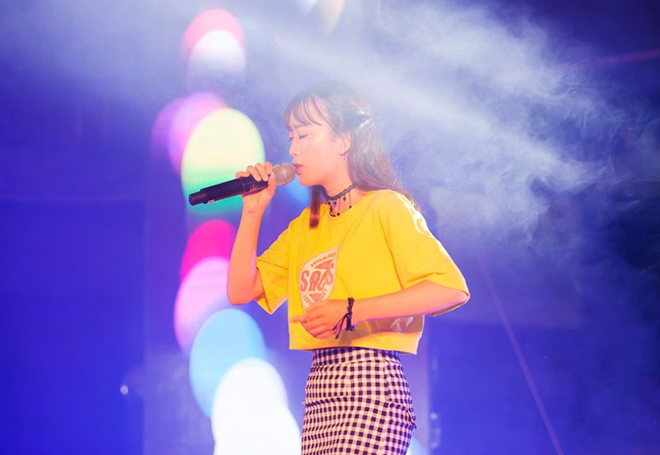 “Hot girl cover” đoạt giải quán quân cuộc thi tài năng sinh viên - 1 Trần Hồng Diệu Linh – hotgirl từng gây bão mạng xã hội với những ca khúc cover đình đám để lại ấn tượng cho khán giả với giọng hát đầy nội lực khi thể hiện ca khúc “Rockabye”.