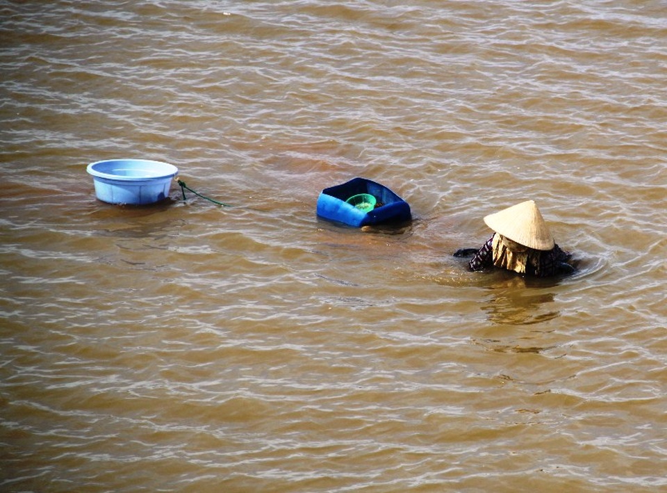 Làng “tắm” mình dưới sông 10 tiếng mỗi ngày nhủi ốc mưu sinh - 3 Những phụ nữ nghèo sống ven sông Lại Giang mỗi ngày phải ngâm 10 tiếng đồng hồ dưới sông để nhủi ốc mưu sinh