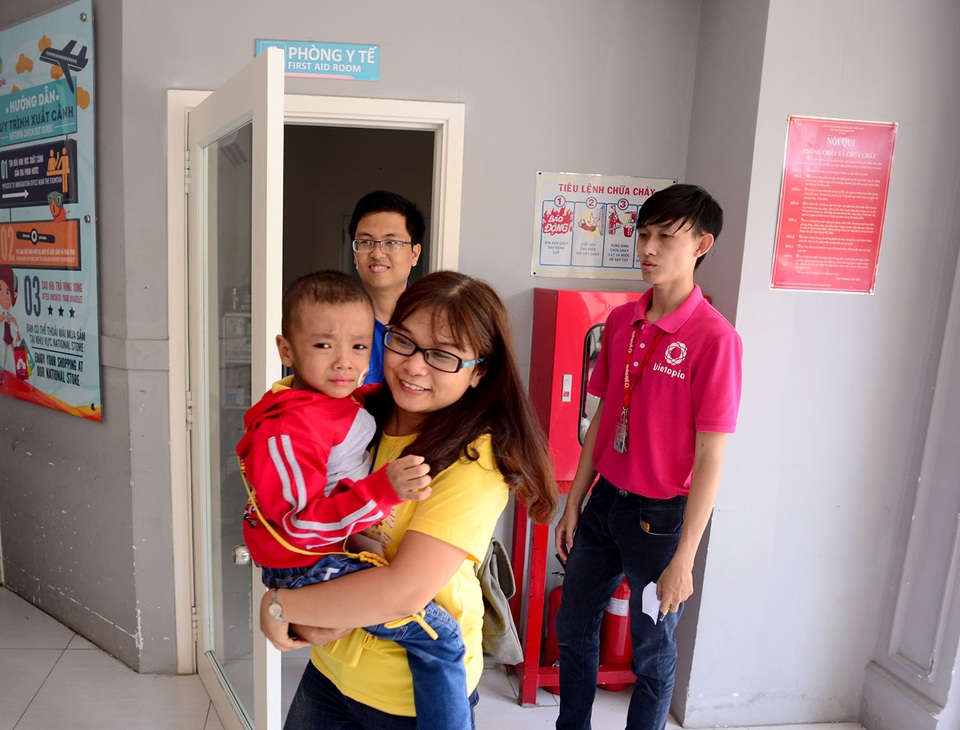 Bệnh nhi ung thư thực hiện ước mơ làm bác sĩ, đầu bếp - 12 Dù thích chơi, nhưng sức khoẻ không đảm bảo nên các tình nguyện viên phải túc trực bên cạnh để đưa các em tới phòng y tế khi các em cảm thấy mệt.