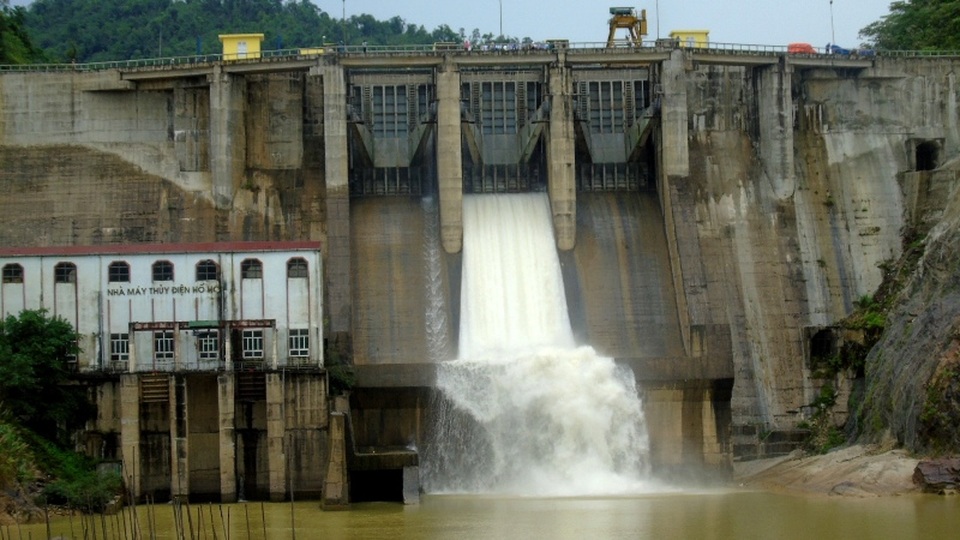 Nhà máy thủy điện Hố Hô mở cửa van xả nước để thực hiện buổi diễn tập
