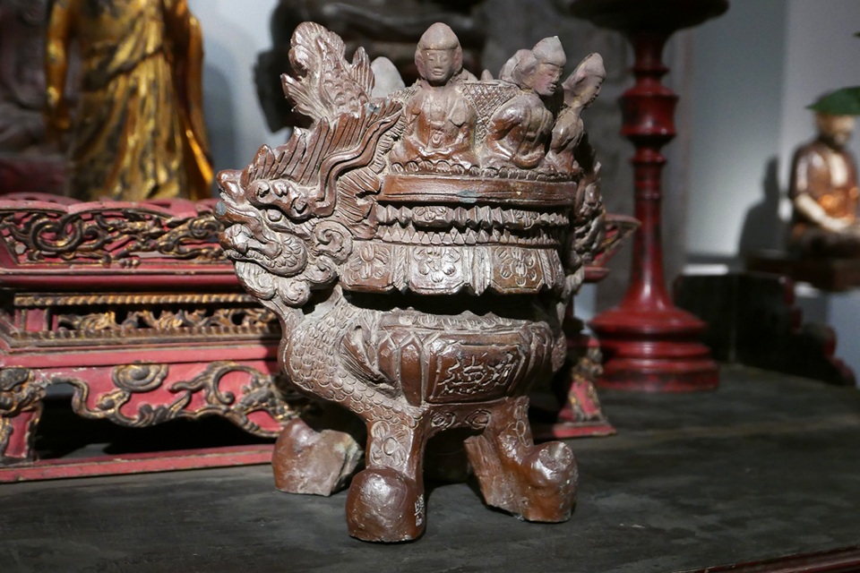 Hà Nội: Ngắm cổ vật sơn son thếp vàng hàng trăm năm tuổi - 11
Lư hương có từ thế kỷ 17-18 được chạm khắc rất cầu kỳ, nằm trong bộ đồ thờ gồm hương án, khám thờ, ngai thờ, sập thờ, bài vị, hộp đựng sắc phong, bình, lọ hoa, lỗ bộ, hoành phi câu đối…