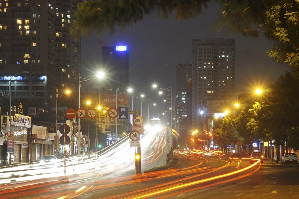 Hà Nội lung linh về đêm - 13
Nhà cao tầng trên đường Láng Hạ.