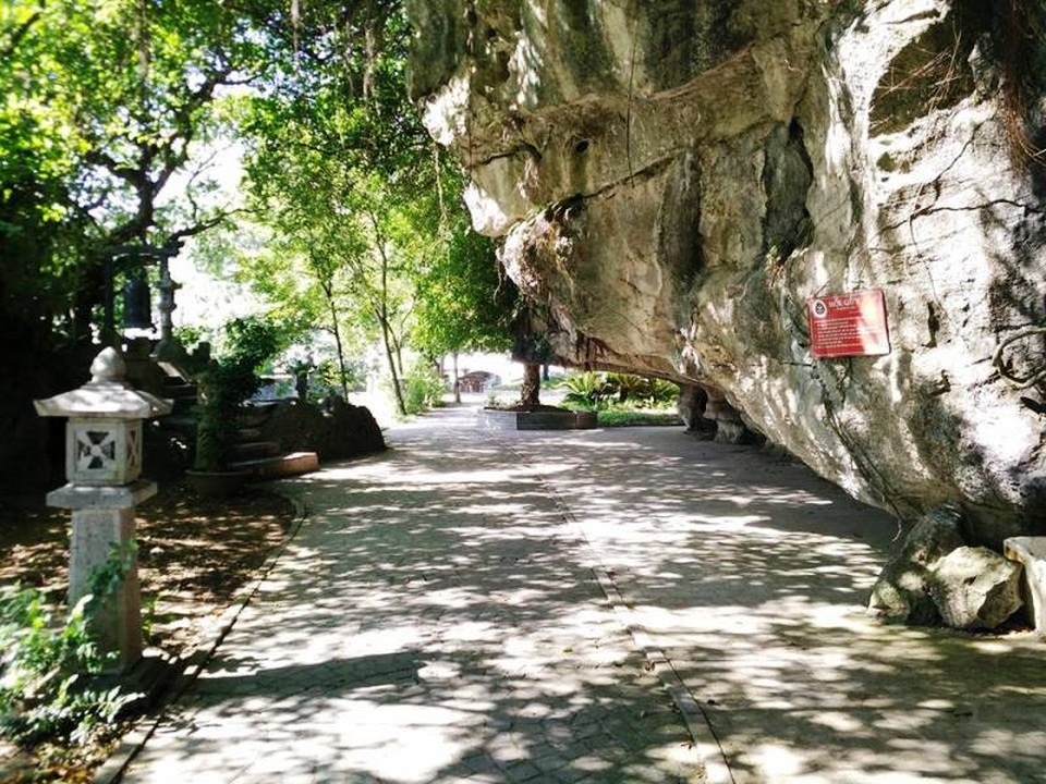 Núi Kỳ Lân tuy nhỏ nhưng xung quanh có đến 5 hang gồm: Hang Tối, Hang Sáng, hang Ngang, hang Trung và hang Đền. Đây là những minh chứng của đợt biển tiến, những ngấn sóng biển còn rất rõ nét, cho phép nhận biết ở đây có nhiều giai đoạn bị biển xâm thực.