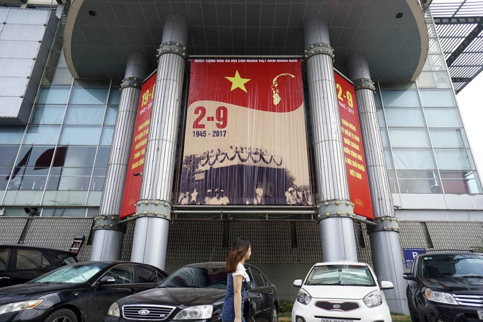 
Hình ảnh Bác Hồ đọc Bản tuyên ngôn độc lập trên quảng trường Ba Đình ngày 2/9/1945 xuất hiện trang trọng tại mặt tiền Trung tâm chiếu phim quốc gia.
