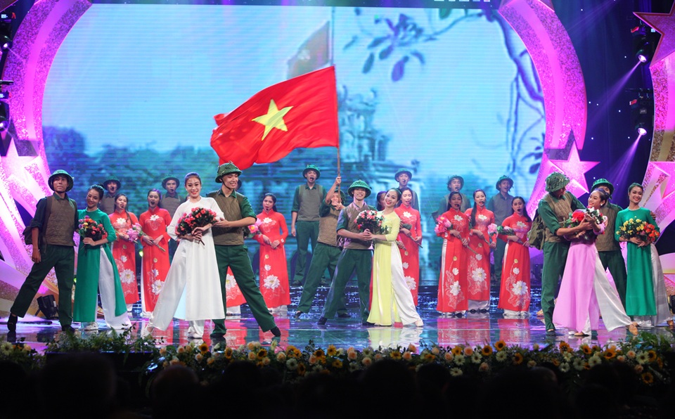 "Rạng rỡ Việt Nam": Đêm nhạc ý nghĩa chào mừng ngày quốc khánh 2/9 - 6 Ngoài ra còn có các ca khúc thể hiện tình yêu quê hương đất nước, tình mẫu tử rất đỗi thiêng liêng, tình yêu lứa đôi nồng nàn, tình yêu lao động hăng say sản xuất và vượt lên trên tất thảy là tình đoàn kết của dân tộc, gắn bó máu thịt từ dải đất liền cho đến hải đảo xa xôi.
