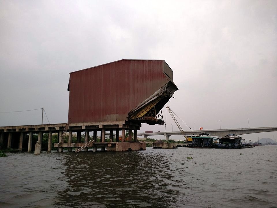 Văn bản chỉ đạo của UBND tỉnh Ninh Bình nêu rõ, các vụ vi phạm pháp luật đê điều phức tạp phải xử lý xong trước ngày 30/10/2017. Tuy nhiên theo ghi nhận của PV Dân trí, đến nay nhiều công trình khủng vi phạm pháp luật đê điều của các ông lớn tại Ninh Bình vẫn chưa bị xử lý.