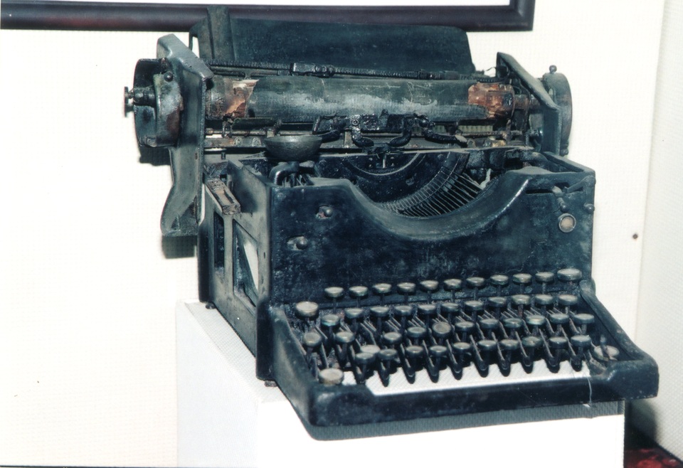 Trưng bày “Ánh sáng từ Đường Kách mệnh”, tiếp nhận nhiều hiện vật lịch sử - 12 Máy đánh chữ mà các ông Tô Hiệu và Lương Khánh Thiện đã sử dụng khi hoạt động cách mạng, 1936