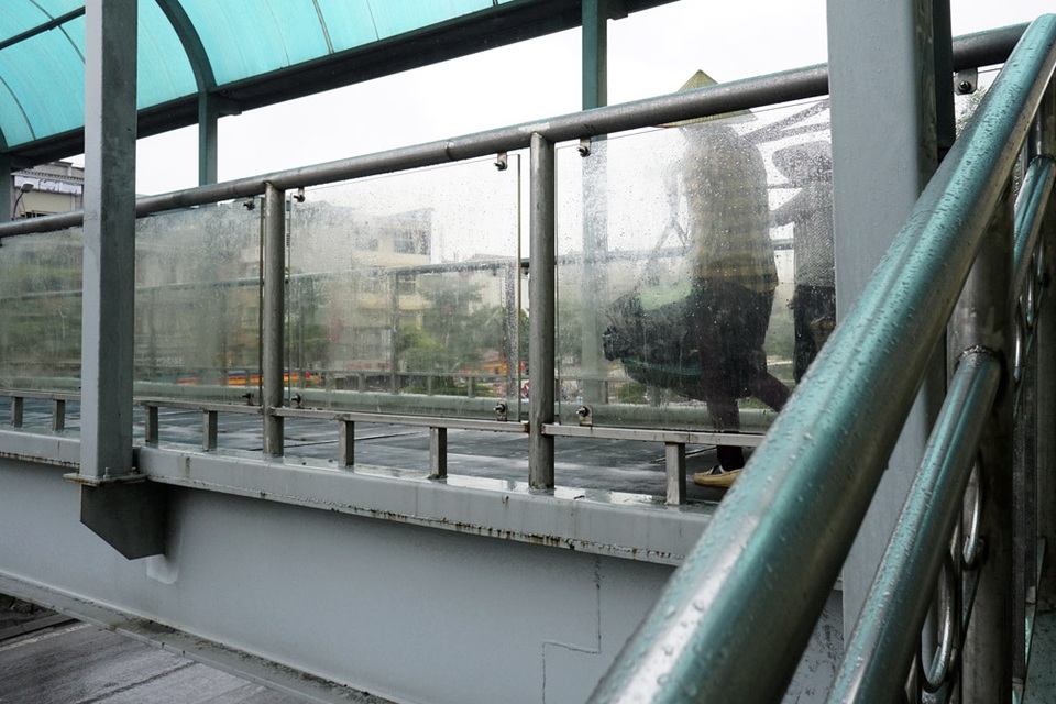 Hà Nội trong gió lạnh đầu mùa - 12
Theo ông Võ Văn Hòa, Giám đốc Đài Khí tượng thủy văn Khu vực Đồng bằng Bắc Bộ, đây là đợt không khí lạnh đầu tiên của năm nay và sẽ tạo ra cảm giác lạnh cho người dân nhưng chưa đến mức xuống rét đậm. Ở Hà Nội nhiệt độ giảm xuống còn 23-24 độ, có mưa vừa đến mưa to diện rộng.