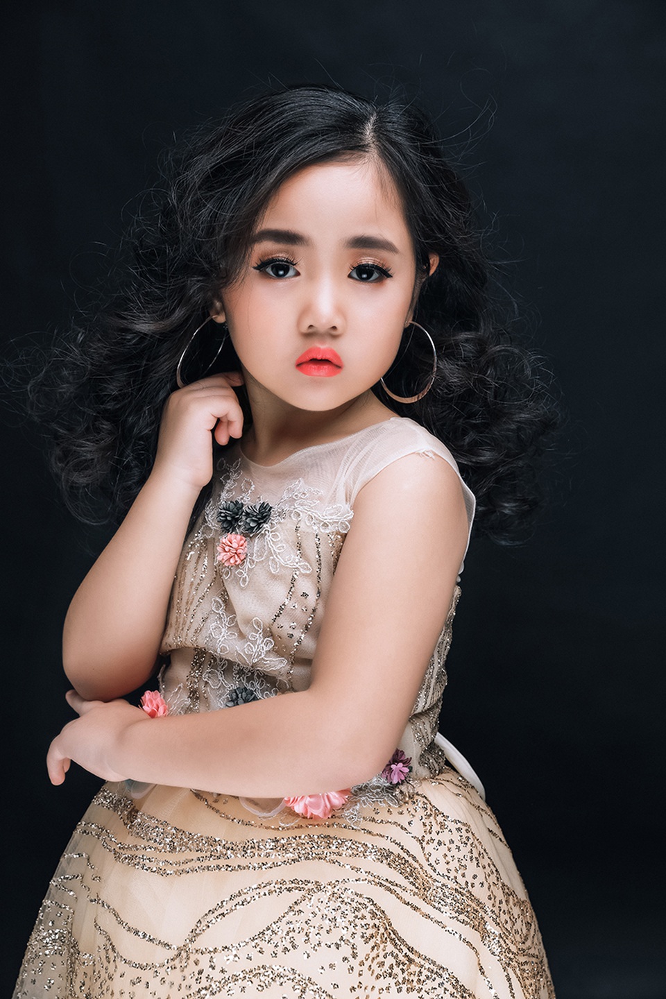 Thoát khỏi hình ảnh công chúa nhỏ, Bảo Ngân thật phong cách với đôi mắt sâu hút hồn