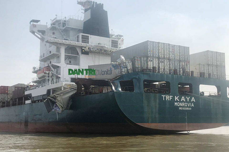 Hiện trường vụ tàu container nước ngoài bị tông trên sông Đồng Nai - 2 Trao đổi với PV Dân trí, lãnh đạo phòng CSGT đường thủy (PC68) xác nhận, vụ tai nạn xảy ra lúc 5h sáng nay 2/11 trên sông Đồng Nai, thuộc khu vực tuần tra, kiểm soát của trạm kiểm soát giao thông đường thủy Cát Lái.