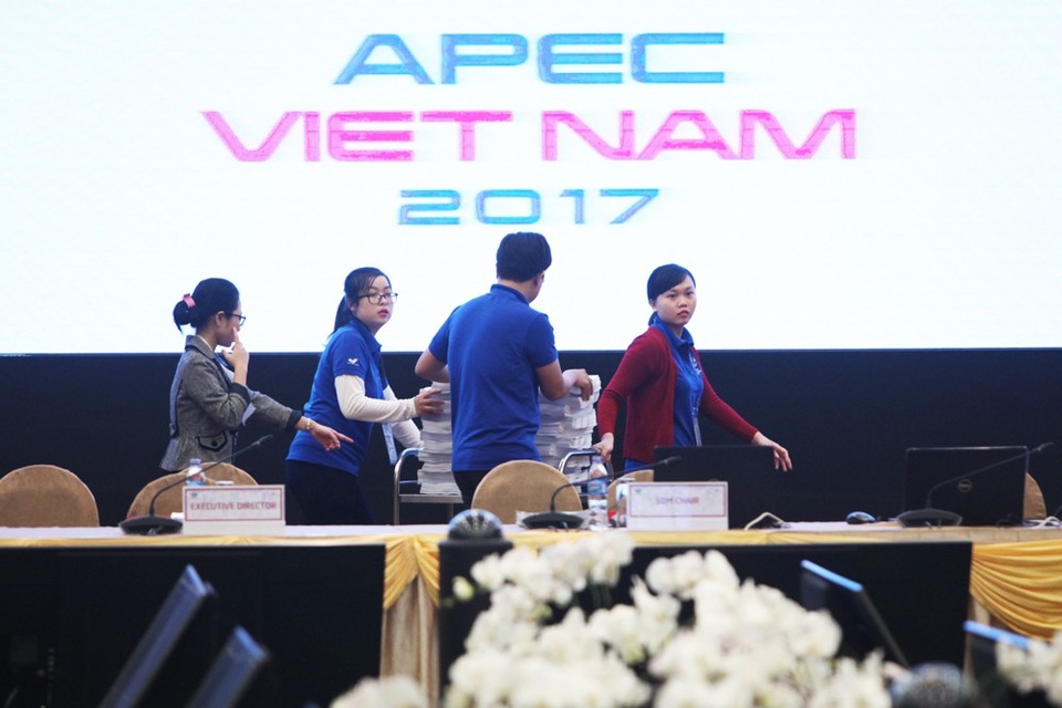 Hình ảnh sự kiện mở màn Tuần lễ Cấp cao APEC tại Đà Nẵng - 2
Theo lịch, hội nghị bắt đầu lúc hơn 9h nhưng ngay từ rất sớm, các tình nguyện viên đã có mặt để chuẩn bị tài liệu cho các đại biểu.