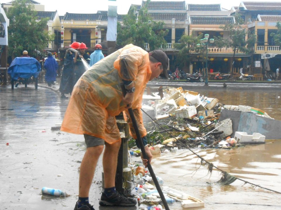 Hội An khẩn trương dọn dẹp sau mưa bão, chuẩn bị cho sự kiện APEC - 11
Một du khách nước ngoài cũng sẵn sàng cùng dọn dẹp để Hội An nhanh chóng được trả lại vẻ đẹp vốn có