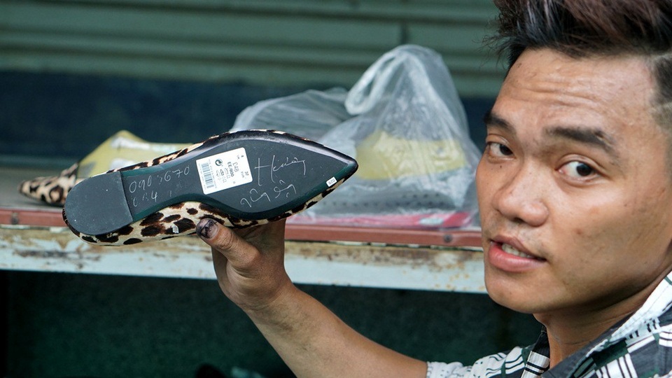 Thông tin và yêu cầu của khách được ghi dưới đế giày