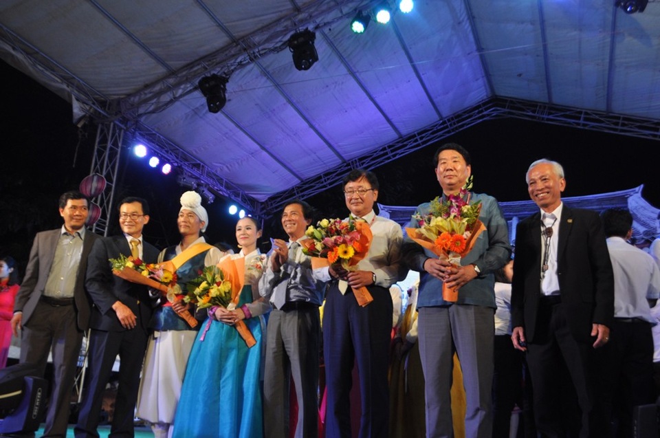 Ấn tượng với màn biểu diễn mặt nạ trong “Ngày văn hóa Andong” - 12 Tặng hoa cho đại diện đến từ Andong Hàn Quốc