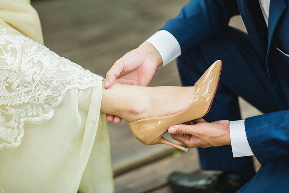 Cặp đôi nên duyên vợ chồng nhờ... bình luận "dạo" trên mạng - 10 Câu chuyện tình yêu khó tin nhưng có thật này đã nhận được sự ủng hộ rất lớn từ cộng đồng mạng, nhiều người bày tỏ sự thích thú trước cái duyên bất ngờ của cặp đôi đồng thời cũng chúc phúc cho họ.