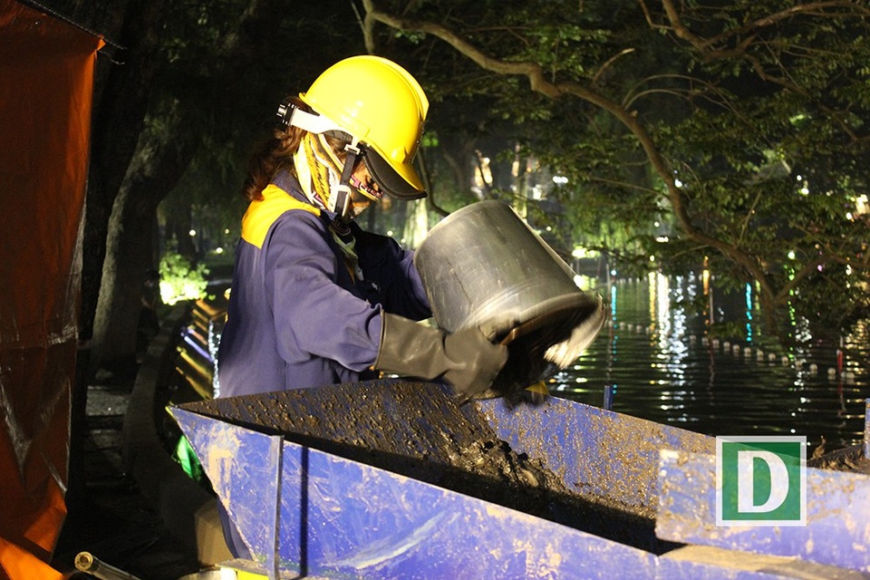 Gần 200 công nhân trắng đêm nạo vét hồ Hoàn Kiếm - 5
Bùn được múc thủ công rồi đổ vào xe...