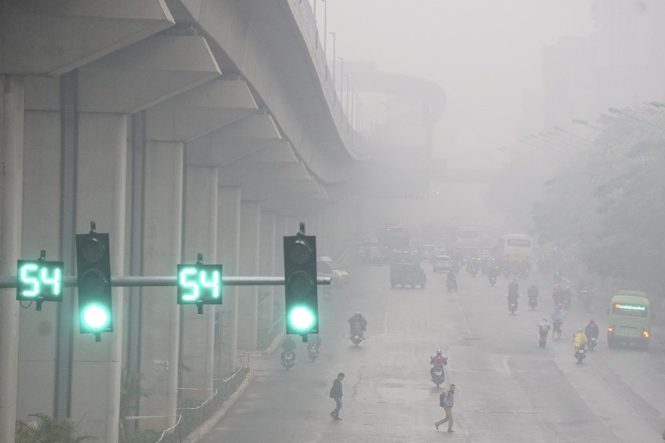 
Càng về phía Tây, mây mù càng dày đặc. Trong ảnh là đường Nguyễn Trãi hướng về phía Hà Đông.
