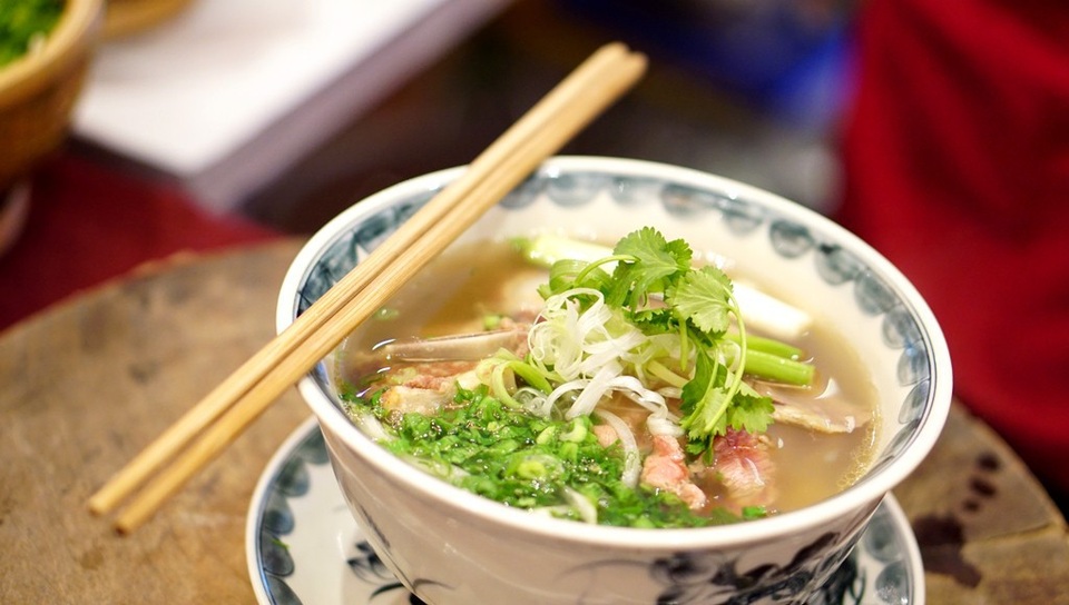 Thực khách thích thú “chạm tay” vào lịch sử của sợi phở - 13 Từ biểu tượng có thể thấy, màu xanh lá cây tượng trưng cho nguồn gốc thiên nhiên của món phở, là màu xanh của lúa và cũng là màu của sợi rau, của hành và ngò là các gia vị thường có trong tô phở hằng ngày